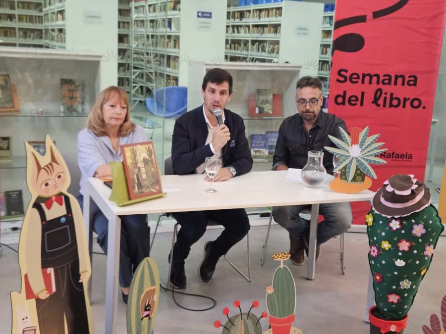 Autoridades presentes en en la presentación de la Semana del Libro.