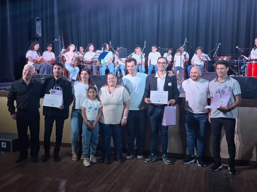 Reconocimiento a los participantes entregado por la titular comunal, Sandra Gaido.