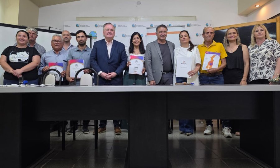 El gruo que participó de la firma de convenios.