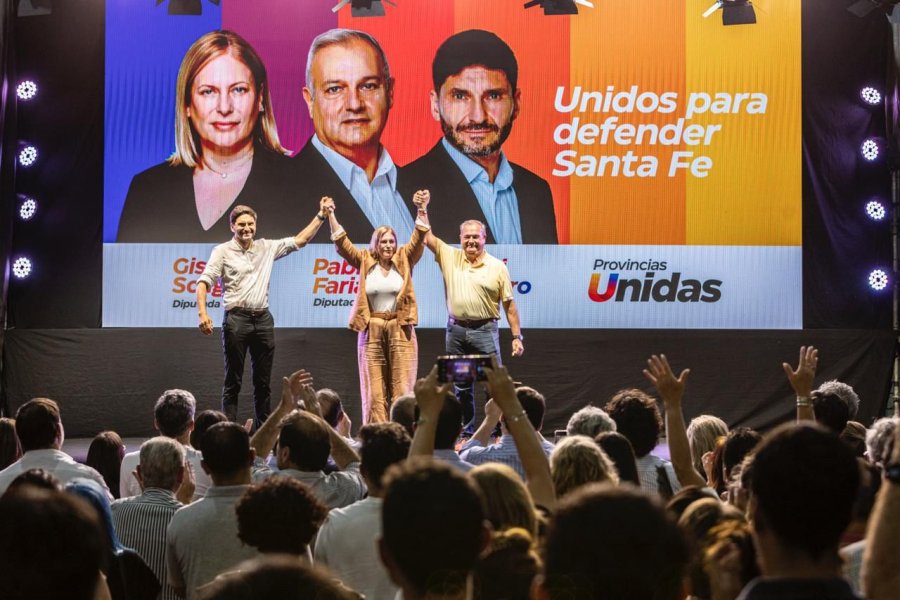 Pullaro, Scaglia y Farías durante el acto de cierre de campaña en el Club Regatas de la ciudad de Santa Fe.