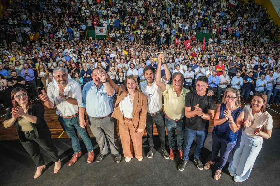 Poletti, Scaglia, Pullaro, Far&iacute;as y Garibaldi entre otros en una foto con la militancia de fondo. (FOTO PROV. UNIDAS)