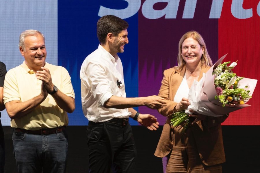 La vicegobernadora y candidata a diputada nacional, Gisela Scaglia, con un ramo de rosas en el d&iacute;a de su cumplea&ntilde;os. (FOTO PROV. UNIDAS)