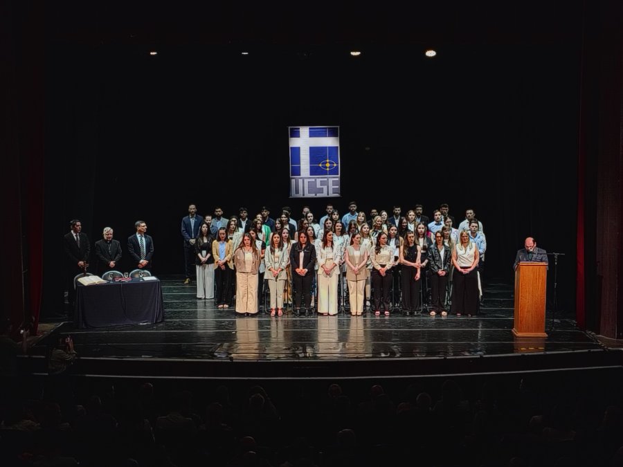 Los flamantes egresados de UCSE Rafaela durante el Acto de Colación en el Teatro Lasserre.