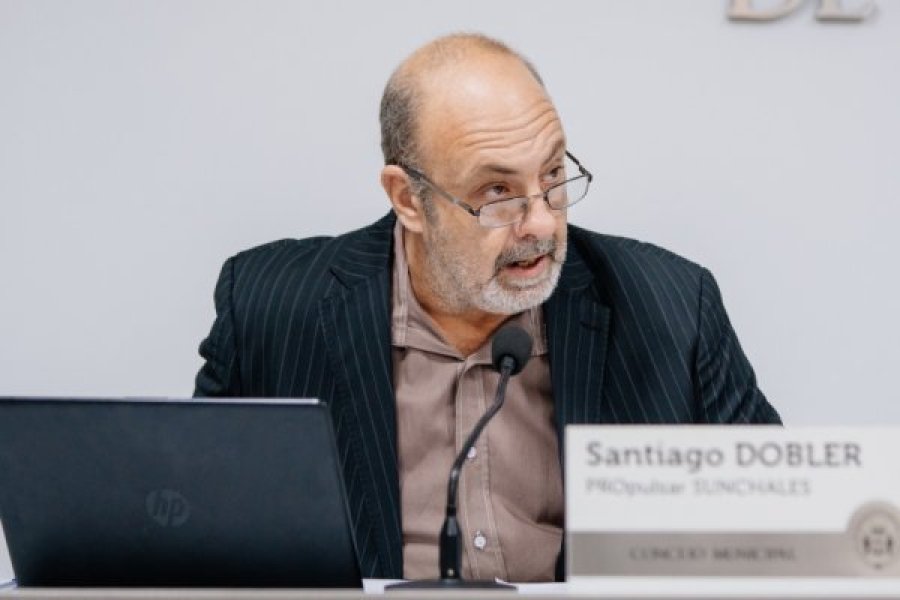 Santiago Dobler en su banca.