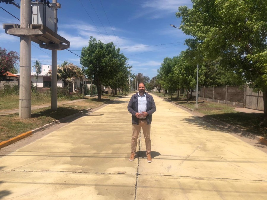 PAVIMENTO. José Barbero en el tramo de la obra ejecutado.