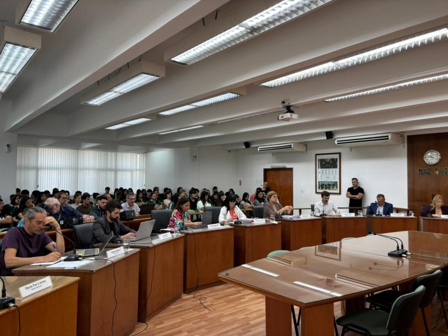 VISITAS. Ante una sala colmada de estudiantes de Concejo Joven, se desarrolló una nueva sesión ordinaria.