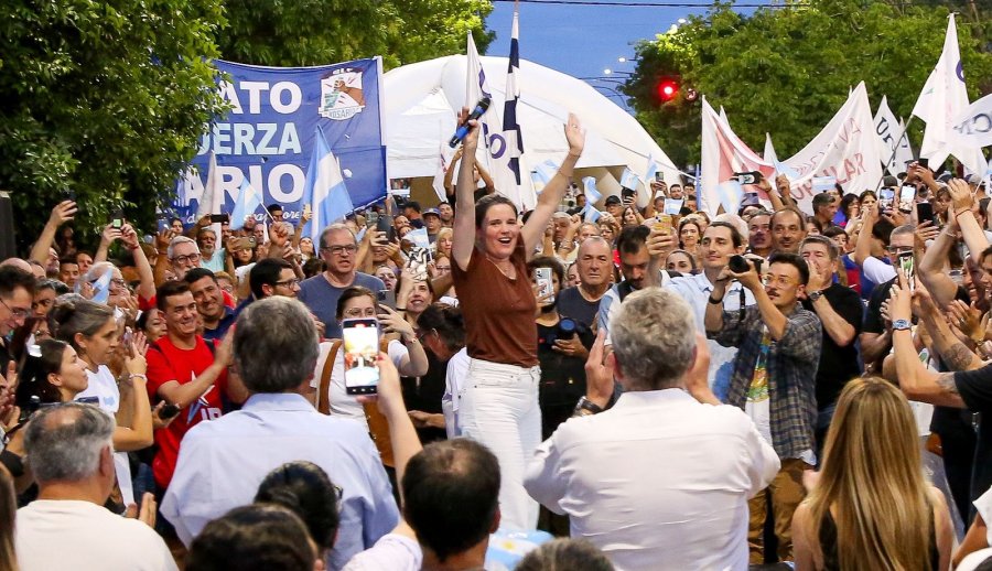 Caren Tepp en el cierre de la campaña de Fuerza Patria en Rosario.