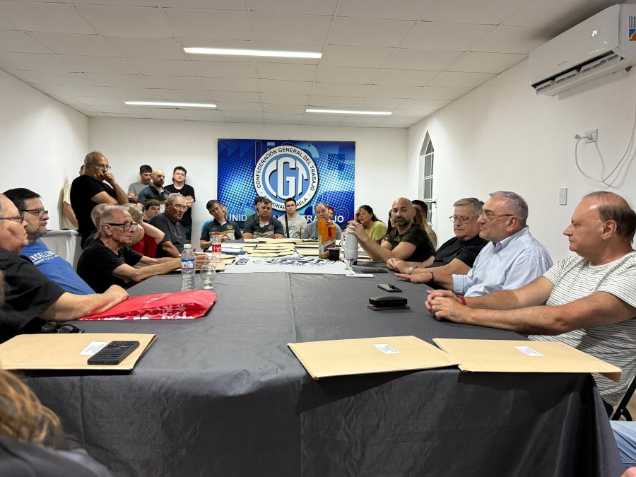 Andr&eacute;s Brarda, Alcides Calvo y Roberto Oesquer presidieron la reuni&oacute;n en la sede de la CGT.