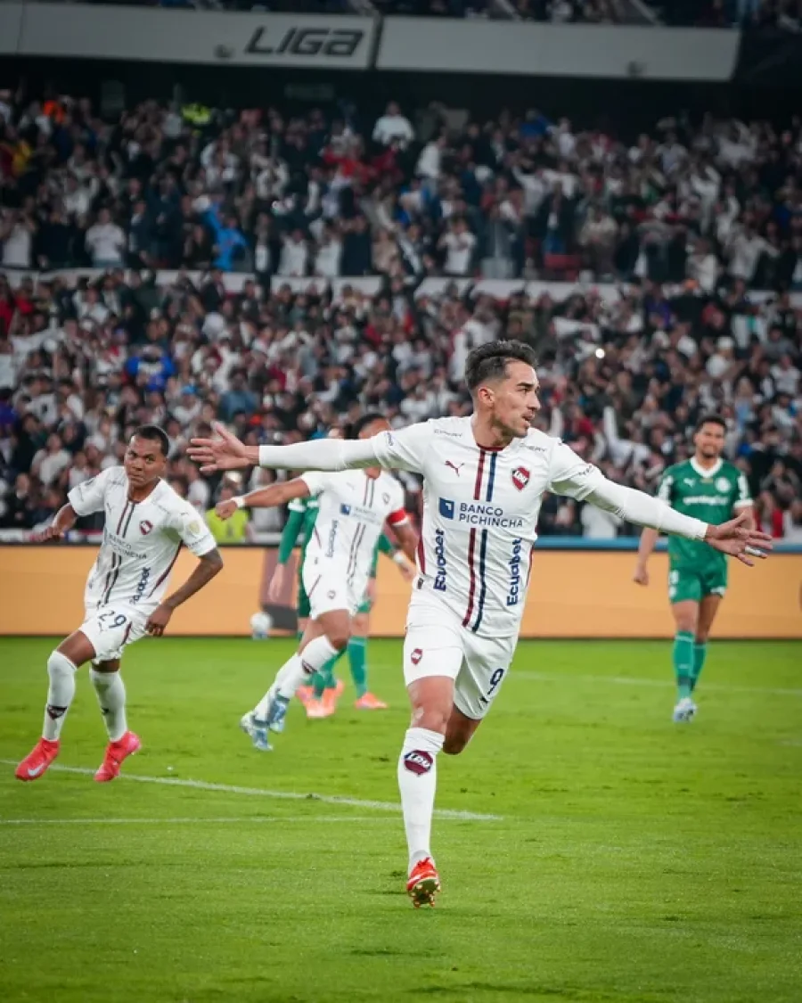 El argentino Lisandro Alzugaray festeja su gol, de penal, el segundo de la noche.