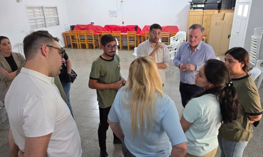 las autoridades departiendo con personal directivo y docente.