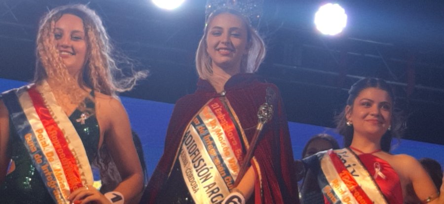 Ingrid Piovano Embajadora, rodeada por Lucía Mendoza y Joselín Armando, primera y segunda representante.