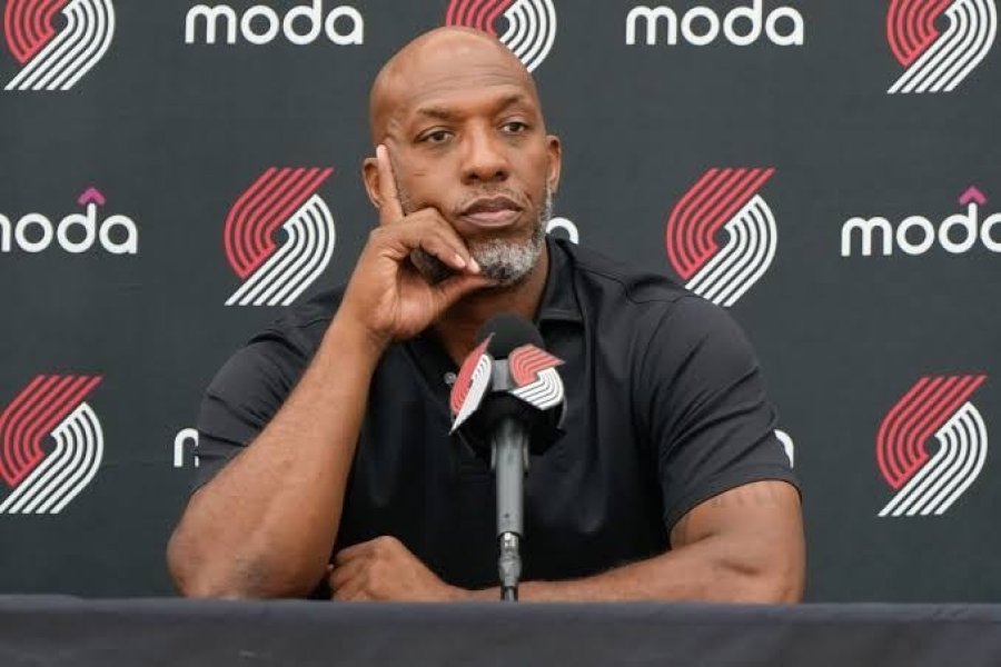 COACH. Billups, entrenador de Portland.