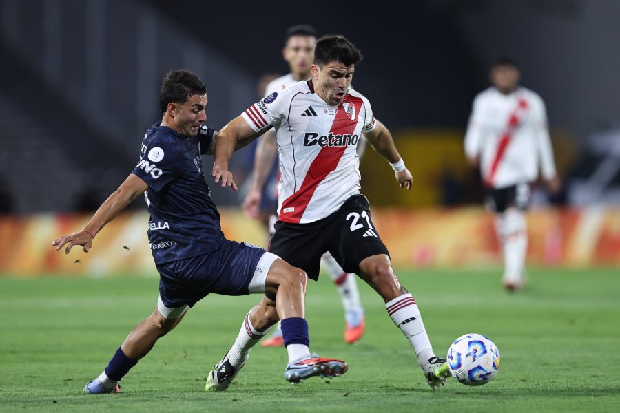 SIN IDEAS. Acuña maniobra ante un rival.