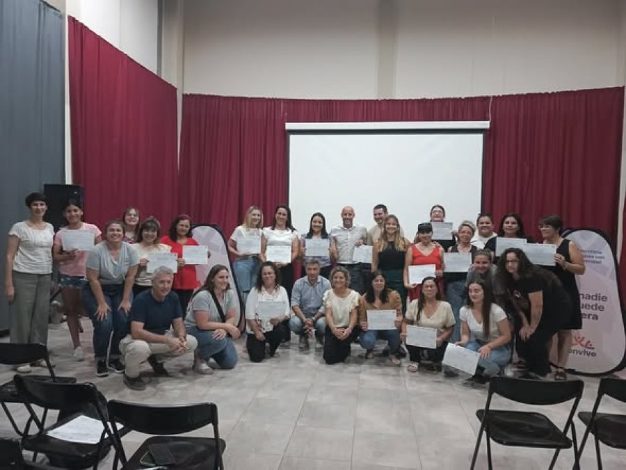 los cursantes junto a las autoridades.