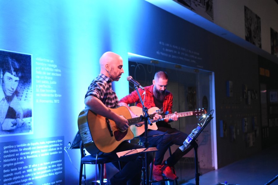 El espacio estará ambientado con mesas y sillas para disfrutar del evento musical.