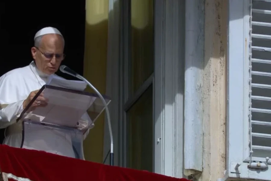 El Papa reza el Angelus.