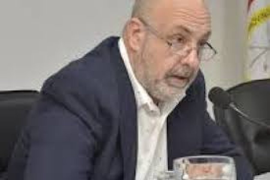 Santiago Dobler en su banca.