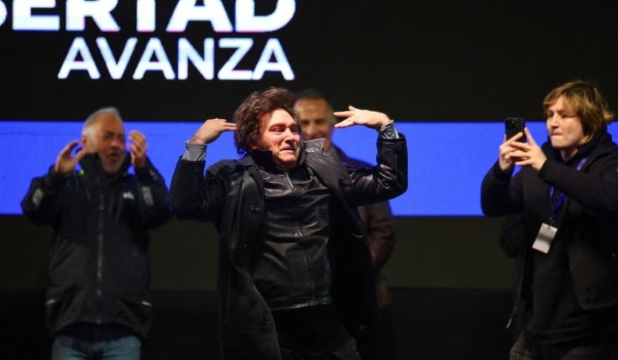 SABOR A VICTORIA. Milei y los principales funcionarios están en el Hotel Libertador. Los primeros números que recibieron incrementan la expectativa de un triunfo en todo el país.