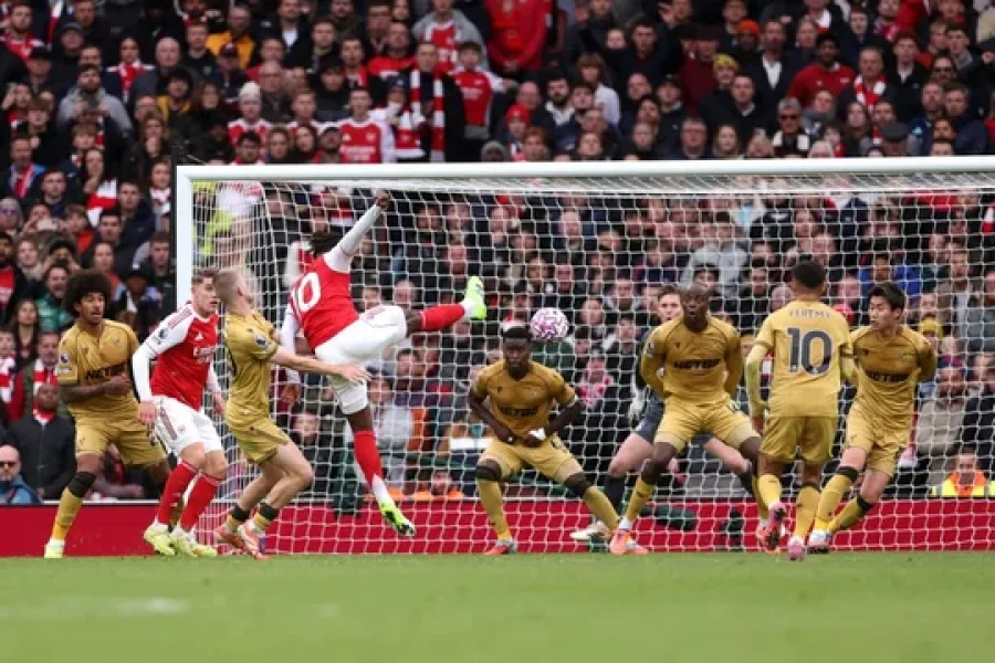 Arsenal venci&oacute; al Crystal Palace y se afianz&oacute; en la cima de la Premier League.