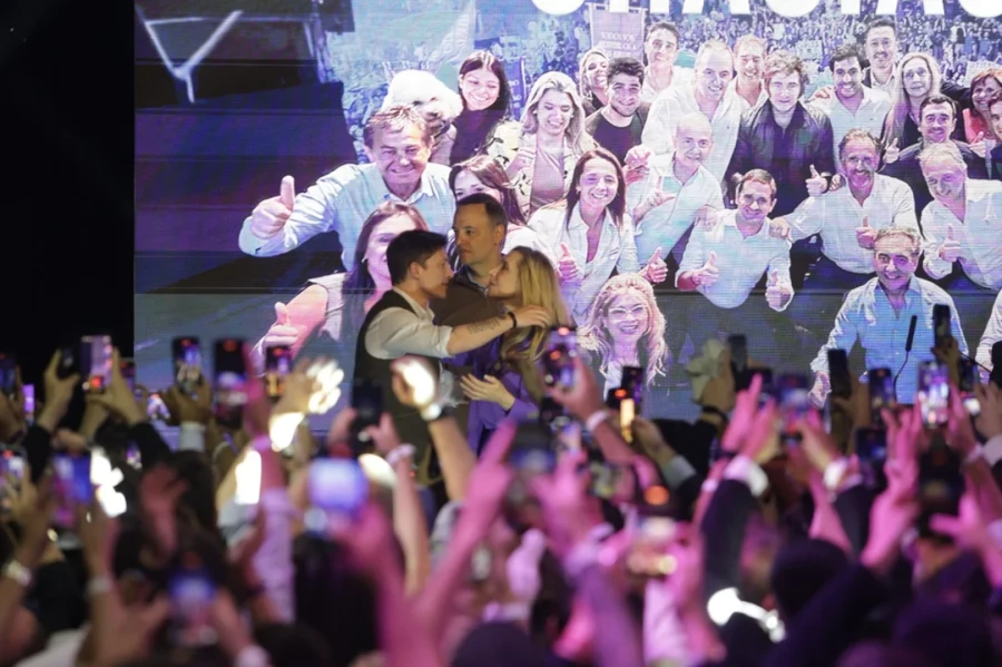 Karina Milei y Santiago Caputo se abrazaron mientras observa Manuel Adorni.