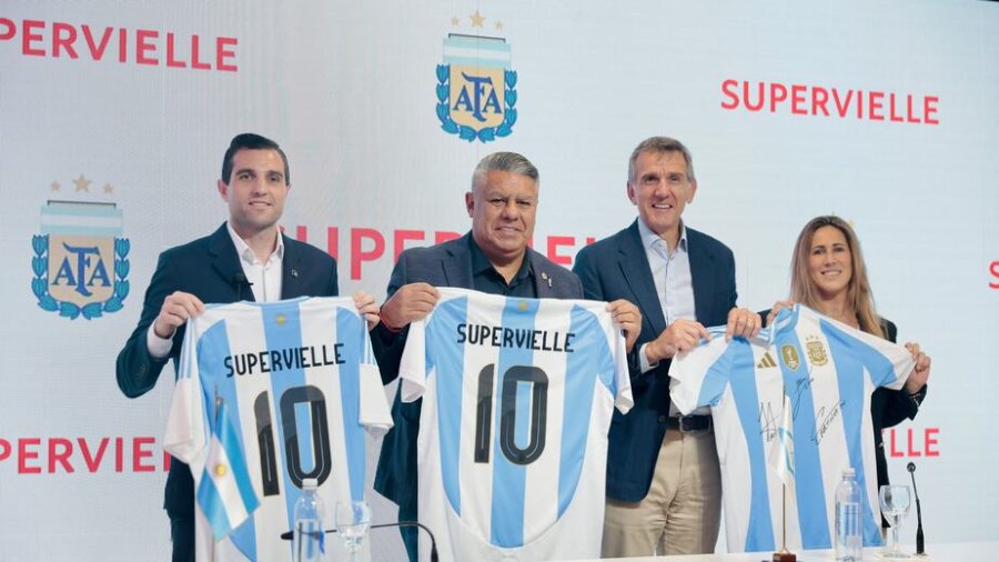 El presidente de la AFA, Claudio Tapia, encabezó el evento junto a autoridades del banco.