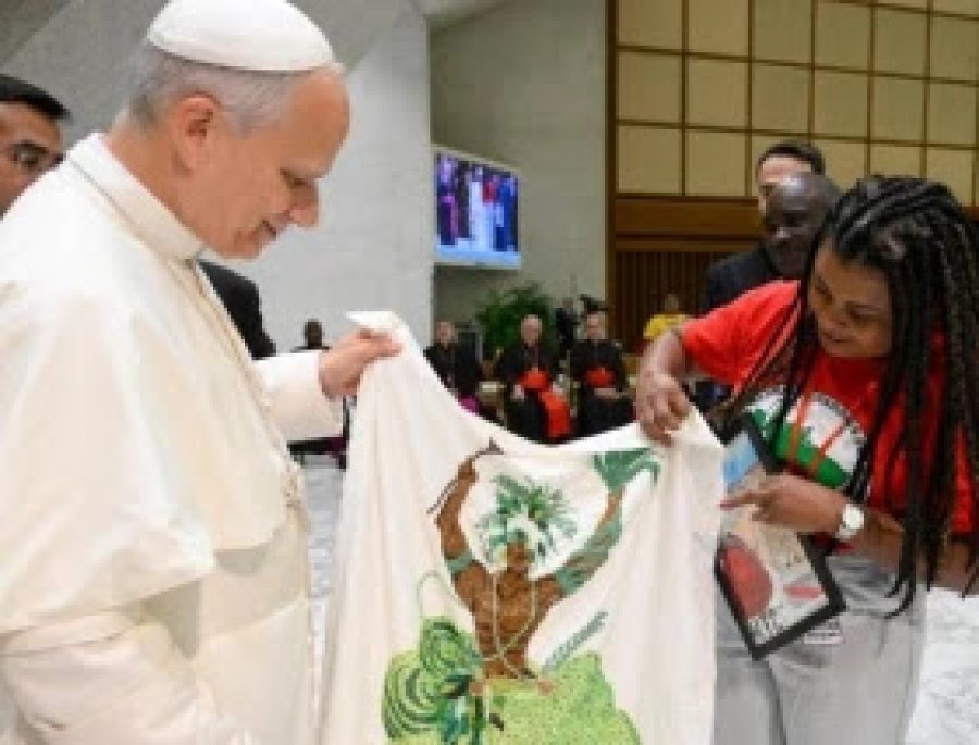 Ferreira regaló al Papa León XIV una imagen de Ossanha hecha con cuentas de candomblé.
