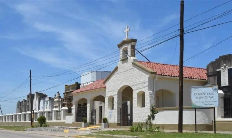 Acceso principal al Cementerio Municipal.