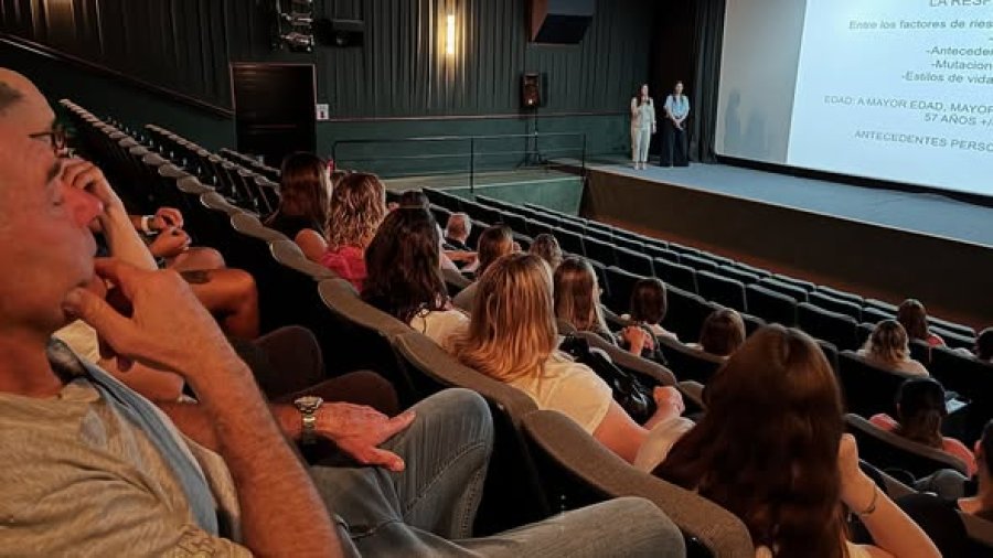 La charla se desarrolló en la sala cinematográfic del Club Brown.