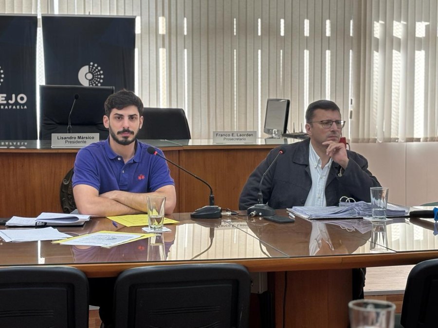 El presidente del Concejo, Lisandro M&aacute;rsico, presidi&oacute; la reuni&oacute;n de comisiones de este lunes con la colaboraci&oacute;n del secretario legislativo, Nicol&aacute;s Abdala. (FOTO PRENSA CONCEJO)