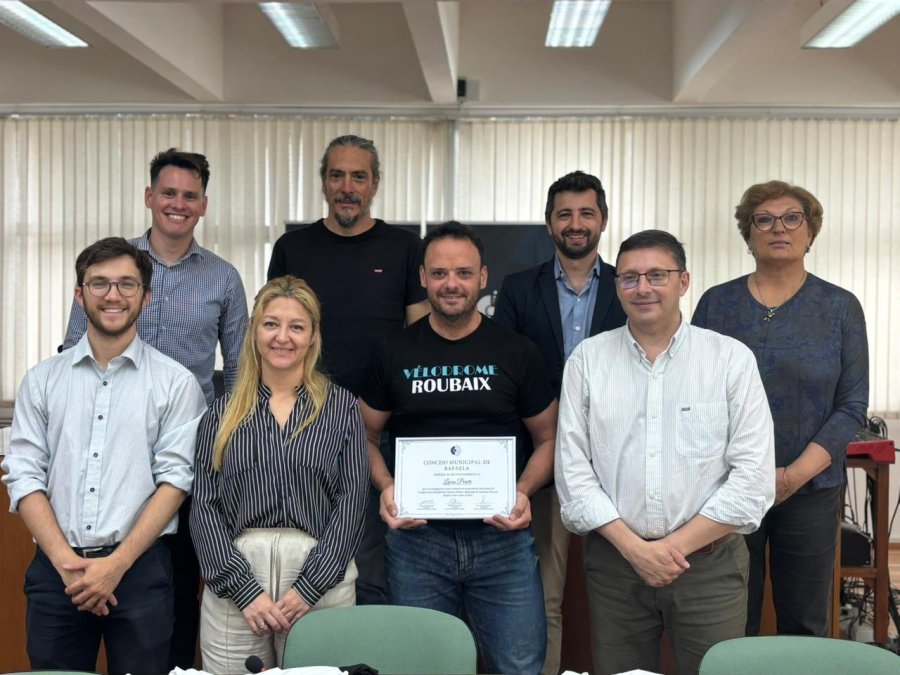 Lucas Peretti junto a Carla Boidi, Augusto Rolando, Franco Pons, Martín Racca, Juan Senn, Mabel Fossatti y Lisandro Mársico.