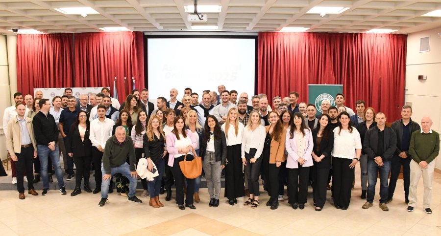 Directivos de Comisión Directiva, cámaras y comisiones junto a los colaboradores en la "foto de familia" al final de la Asamblea.