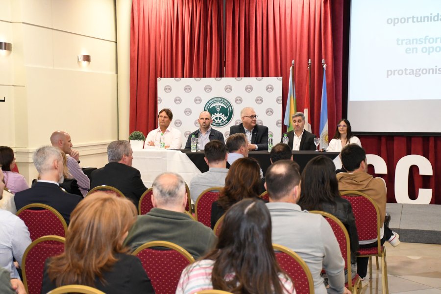 Hern&aacute;n Heinzmann, Guillermo Bernasconi, Gabriel Corrado, Germ&aacute;n Ciceri y Celina Sasia durante la asamblea del CCIRR. (FOTO CCIRR)