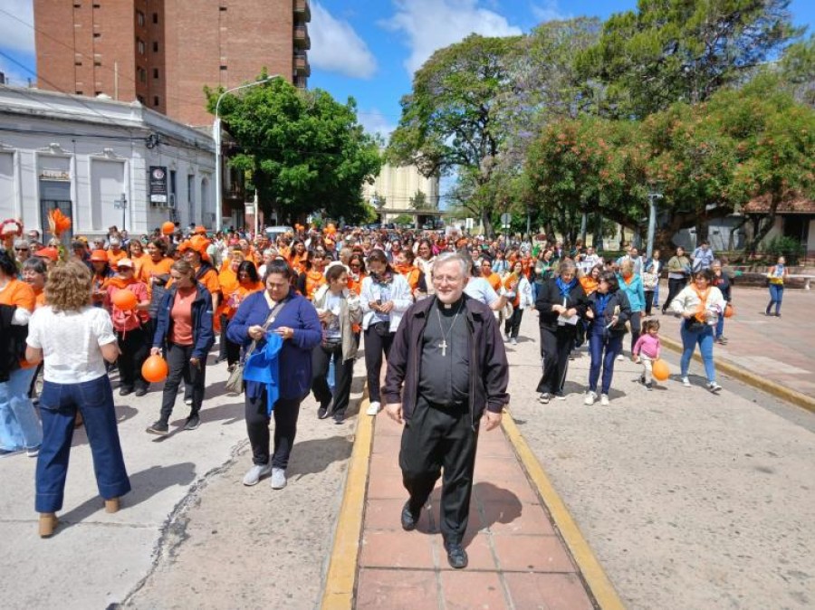 Mons. Pedro Torres encabezando la peregrinación hacia el templo de la Inmaculada.