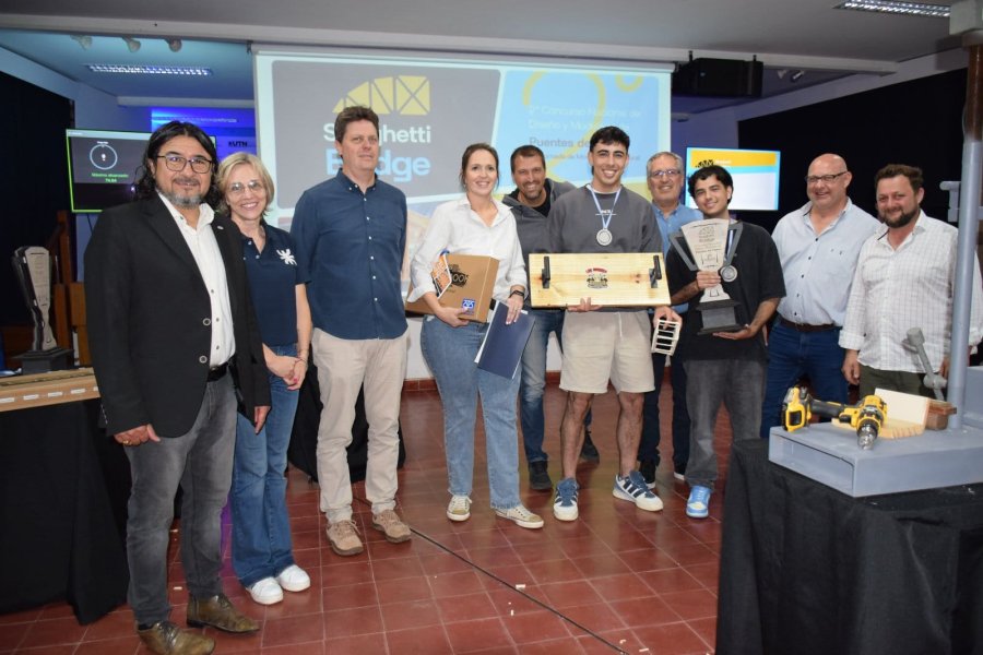 EN SAN FRANCISCO. Los alumnos de 2° y 3° año de la UTN Facultad Regional Rafaela participaron del evento con la presentación de varios modelos, de los cuales obtuvieron el primero premio.