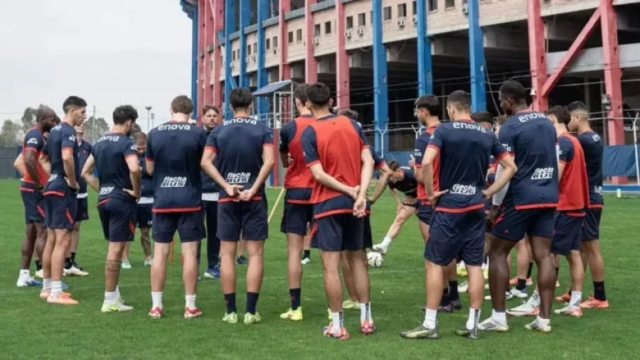 Tensión en Boedo: el plantel amagó con no entrenarse por falta de pago y Moretti prometió saldar la deuda.