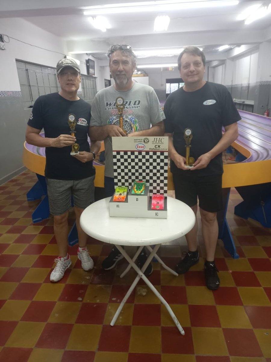 PODIO. José Scanarotti (2º), José Foti (1º) y Gustavo Scanarotti (3º).