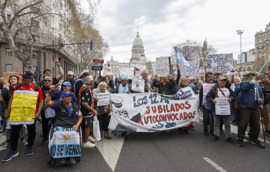 Los jubilados, en procesión por la Plaza Congreso.