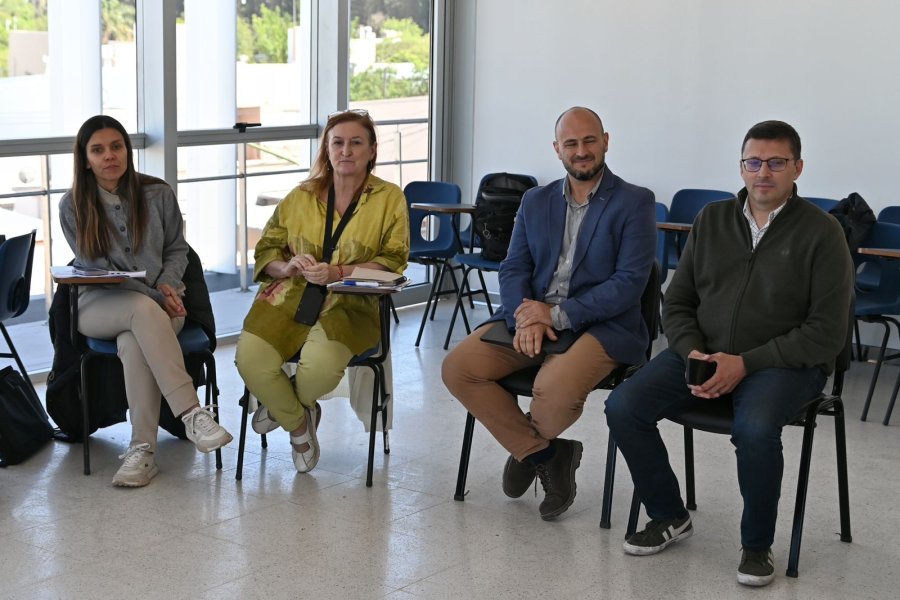 Los funcionarios provinciales Andrea Uboldi y César Pauloni durante la reunión con los concejales de Rafaela en el nuevo Hospital regional.