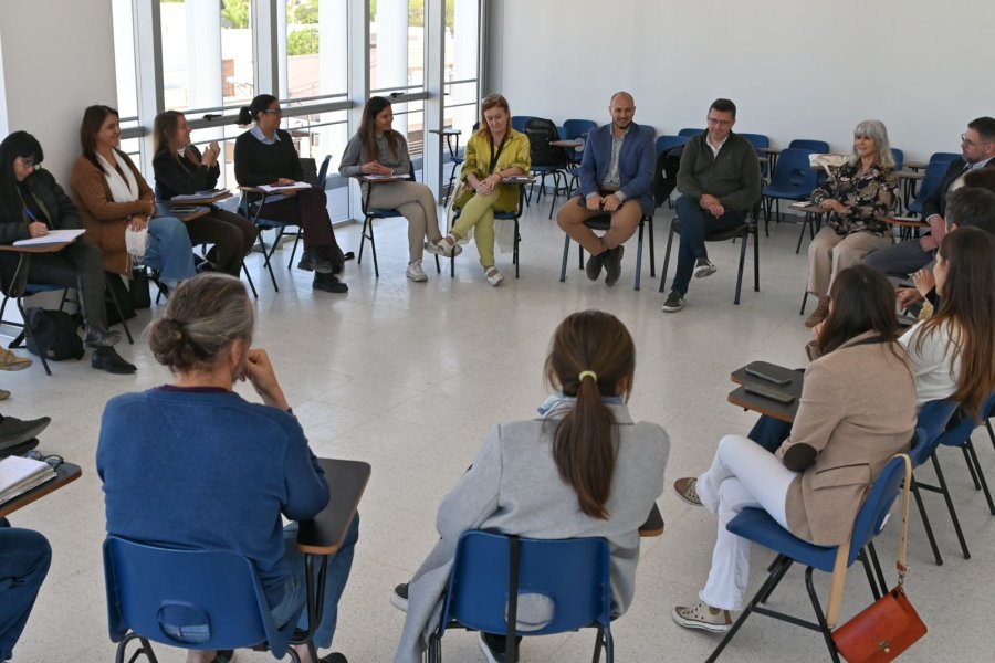 Una ronda para la charla entre funcionarios provinciales, concejales y personal directivo del Hospital de Rafaela. (PRENSA CONCEJO)