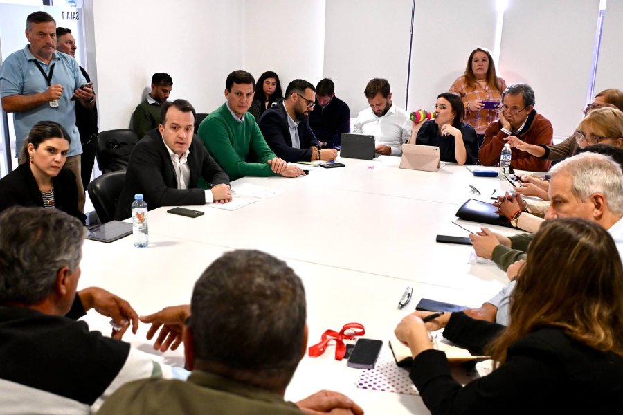 Los diputados Joaqu&iacute;n Blanca y Juan Argañaraz entre otros durante la reuni&oacute;n con una delegaci&oacute;n de trabajadores de la empresa en crisis Algodonera Avellaneda. (PRENSA DIPUTADOS)