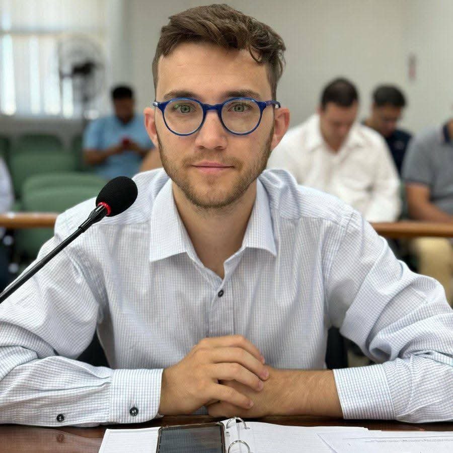 "Este proyecto que trabajé junto con el bloque nació de un compromiso que asumí en la reunión de la semana pasada con choferes de aplicaciones, remiseros y agencias", dijo Rolando.