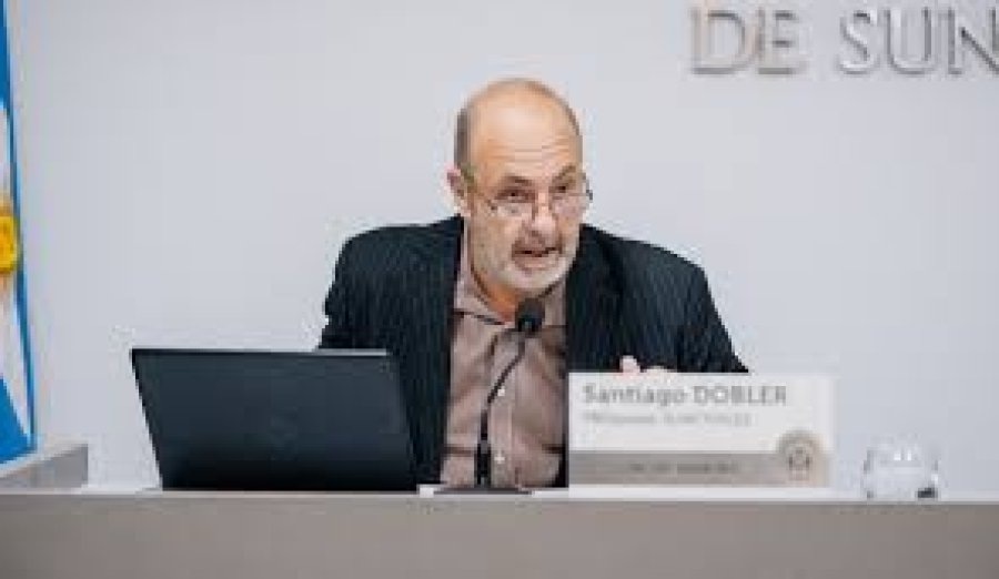 Santiago Dobler en su banca.