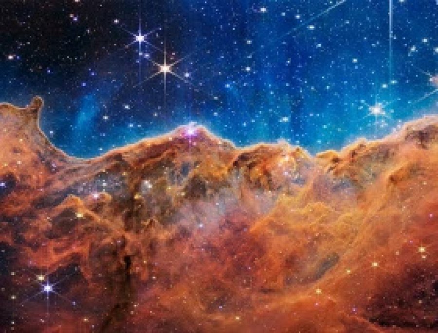 IMÁGENES. Telescopio Webb de la NASA revela acantilados cósmicos, un paisaje brillante del nacimiento de estrellas.