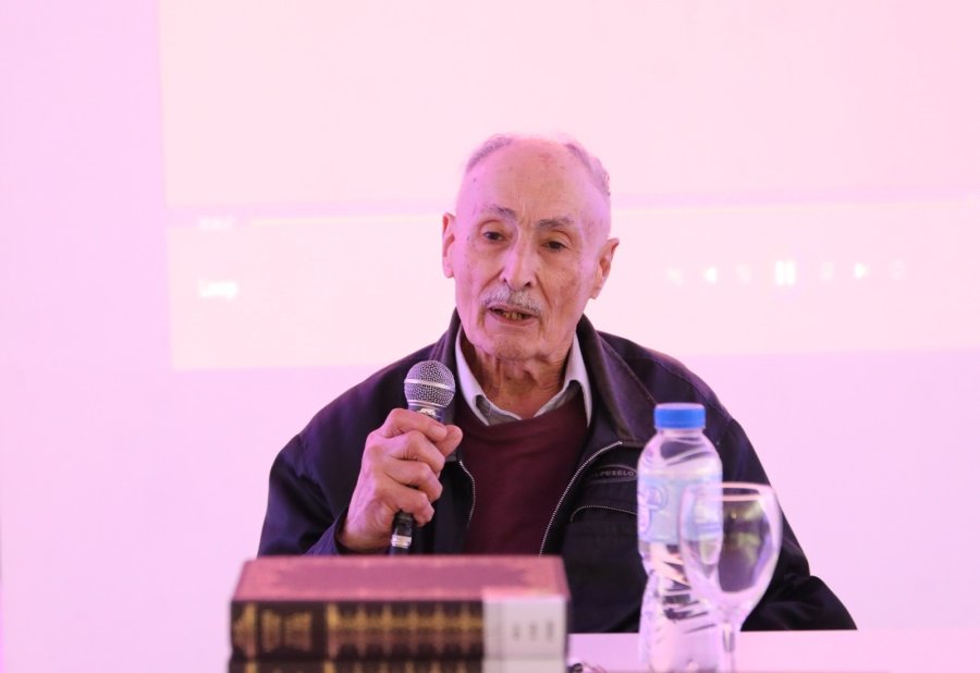 VICENTE DÓMINA. El homenajeado fue recibido por más de un centenar de personas que se alegraron de escucharlo.