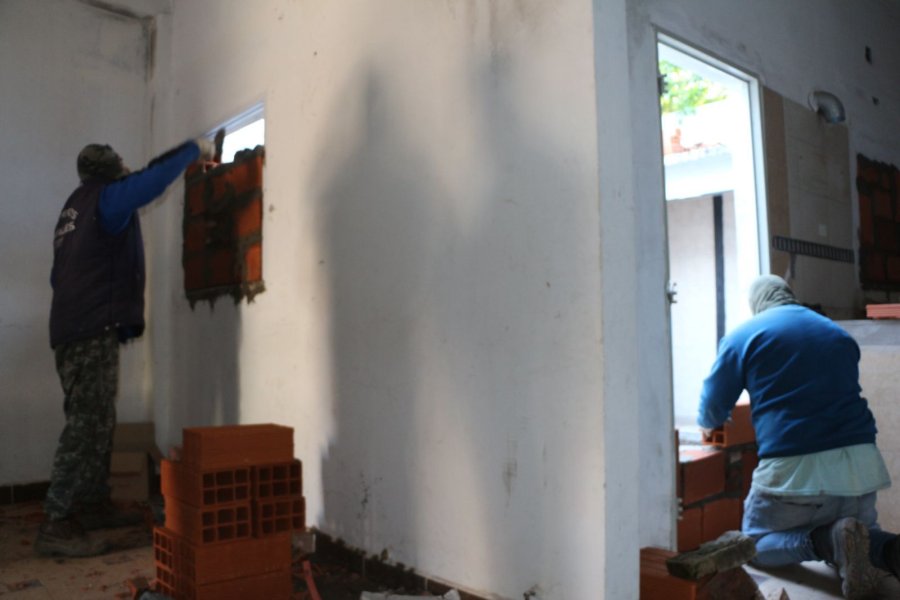 El momento en el que personal policial interviene en uno de los búnkers de Rosario.