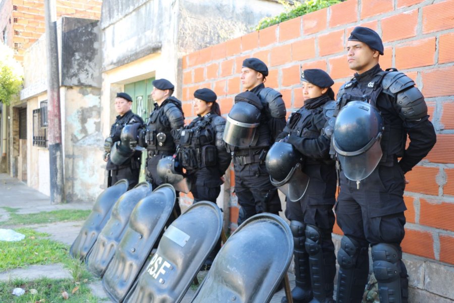 Agentes de la Polic&iacute;a durante uno de los operativos. (FOTO SCS)