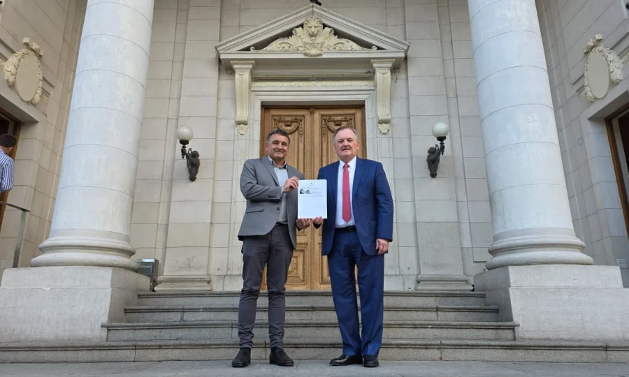 Marcelo gonzález y Felipe Michlig celebran la sanción de la ley.