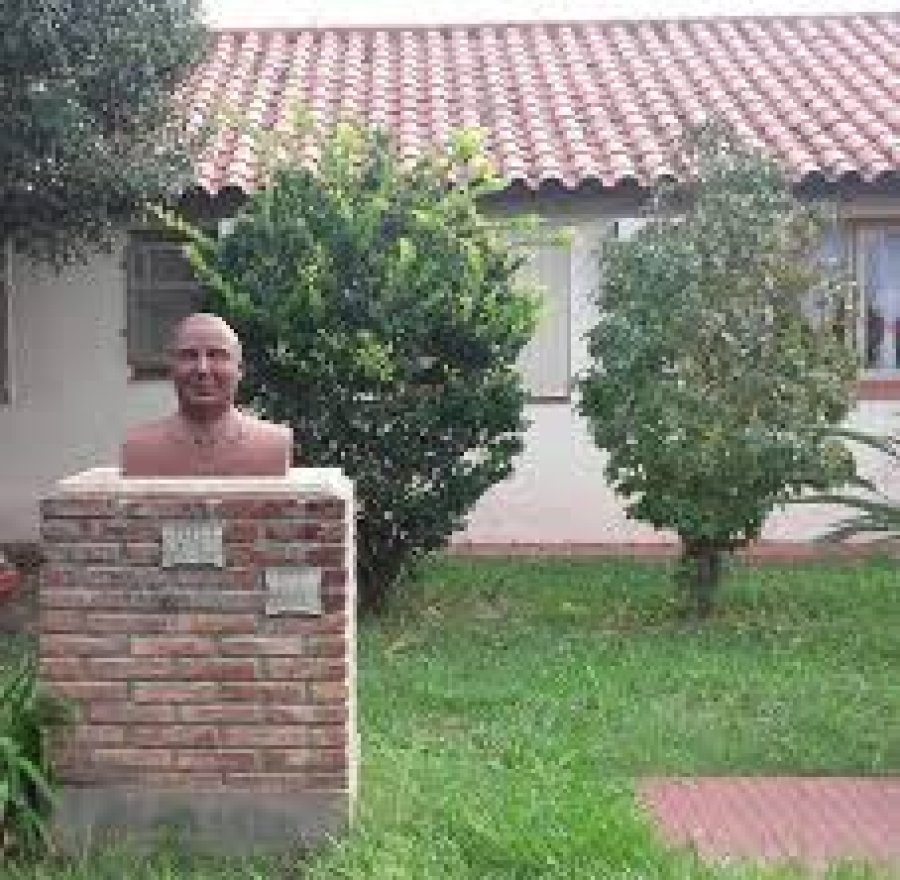 Vista parcial de la fachada de la Escuela.