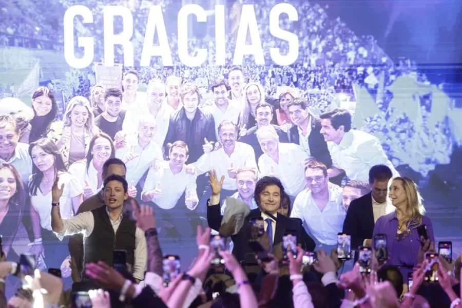 Santiago Caputo, Javier Milei y Karina Milei, el domingo pasado tras confirmarse la victoria electoral de La Libertad Avanza.