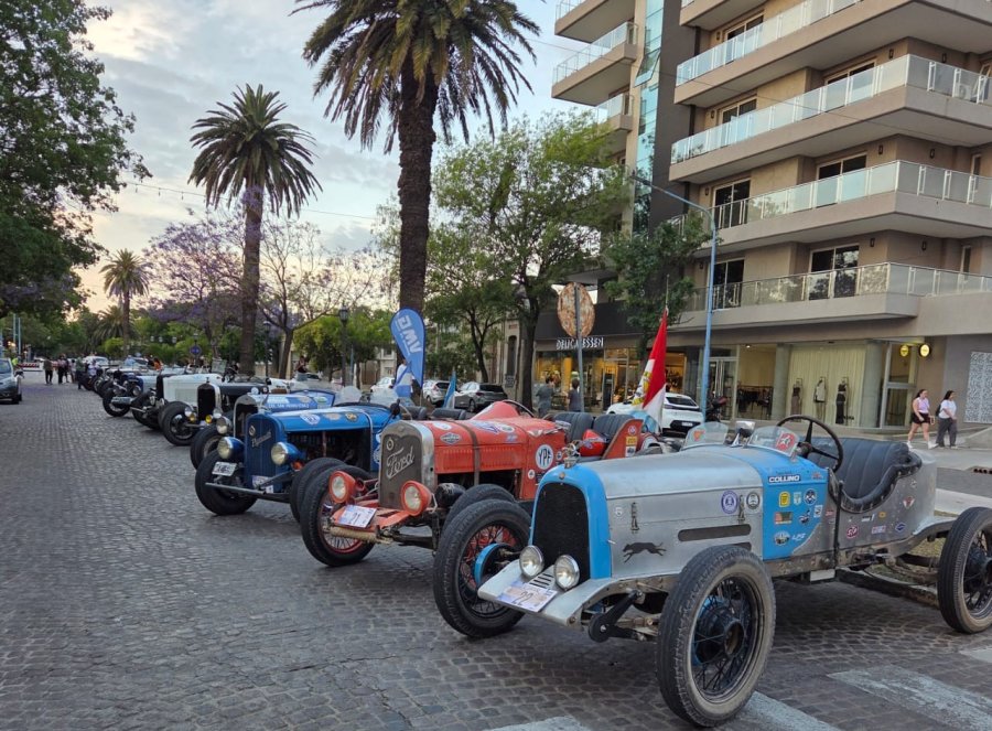 Las baquets sobre el empedrado de bulevar Yrigoyen, irresistibles.